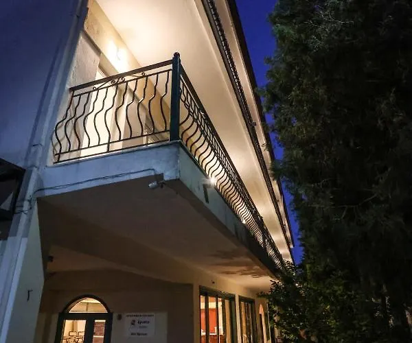 Spanos Anna's 公寓式酒店 3*