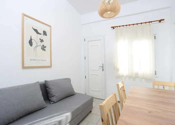 Spanos Anna's 公寓式酒店 3*